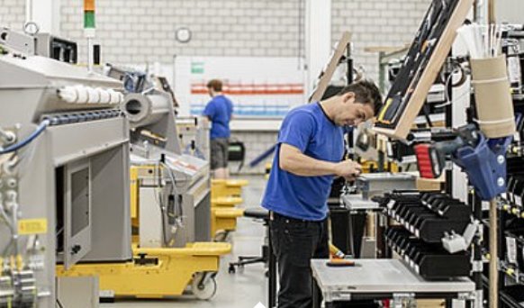 Opérateur sur une ligne d'assemblage