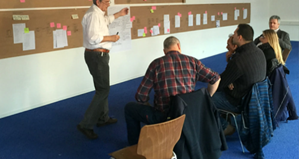 Atelier participatif devant un mur de cartographie des processus